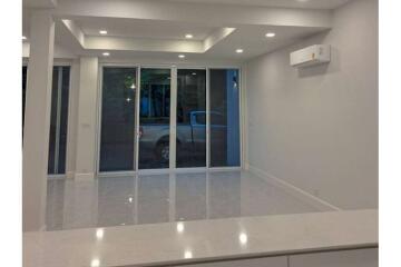 4 bed townhouse for rent pet friendly BTS Phrompong Thonglor sukhumvit