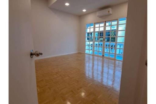 4 bed townhouse for rent pet friendly BTS Phrompong Thonglor sukhumvit