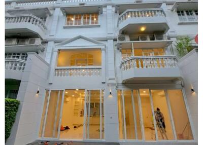 4 bed townhouse for rent pet friendly BTS Phrompong Thonglor sukhumvit