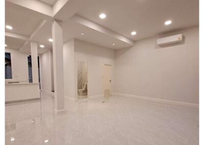 4 bed townhouse for rent pet friendly BTS Phrompong Thonglor sukhumvit