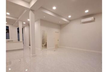 4 bed townhouse for rent pet friendly BTS Phrompong Thonglor sukhumvit