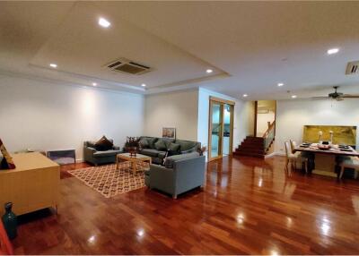 For rent pet friendly apartment 3 beds in Sukhumvit 22 BTS Phrompong