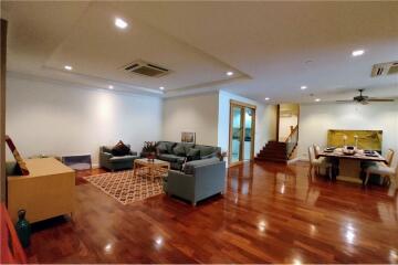 For rent pet friendly apartment 3 beds in Sukhumvit 22 BTS Phrompong