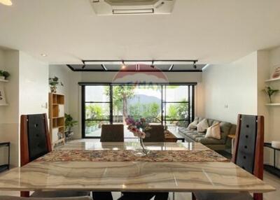 Luxurious Sukhumvit Townhouse in Watthana, Bangkok