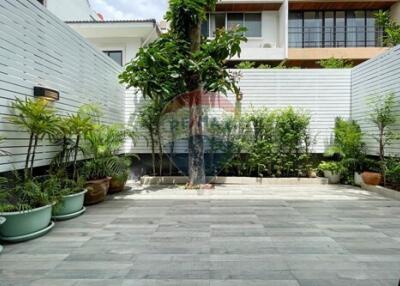 Luxurious Sukhumvit Townhouse in Watthana, Bangkok