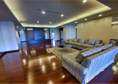 Penthouse unit 4beds+ maid big balcony in Sathon