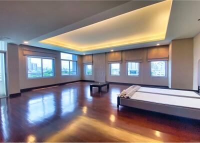 Penthouse unit 4beds+ maid big balcony in Sathon