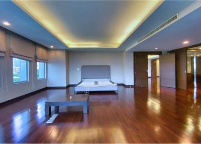 Penthouse unit 4beds+ maid big balcony in Sathon