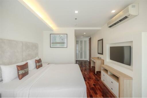 Newly Renovated High-Floor 2 Bedroom Apartment for Rent in Sukhumvit 20