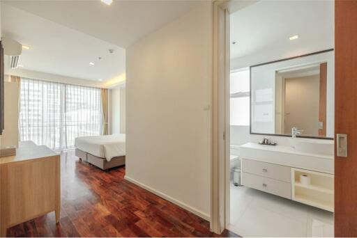 Newly Renovated High-Floor 2 Bedroom Apartment for Rent in Sukhumvit 20