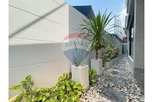 219 Sqm., 4 Beds, 4 Baths Townhouse listed for ฿ 75,000./Month