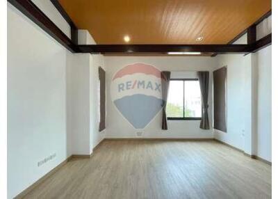 Townhouse Pet friendly 3+1 Bedrooms for Rent close to BTS Ekkamai.