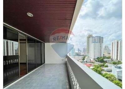 Renovated 3-Bedroom with Spacious Balcony in Asoke - Pet-Friendly