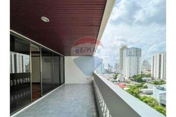 Renovated 3-Bedroom with Spacious Balcony in Asoke - Pet-Friendly