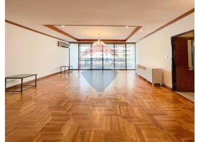 Renovated 3-Bedroom with Spacious Balcony in Asoke - Pet-Friendly