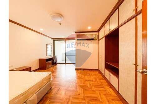 Renovated 3-Bedroom with Spacious Balcony in Asoke - Pet-Friendly