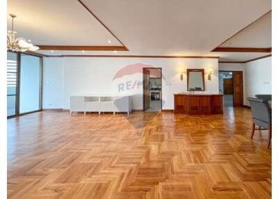 Renovated 3-Bedroom with Spacious Balcony in Asoke - Pet-Friendly