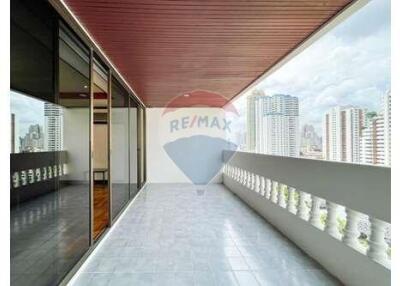 Renovated 3-Bedroom with Spacious Balcony in Asoke - Pet-Friendly