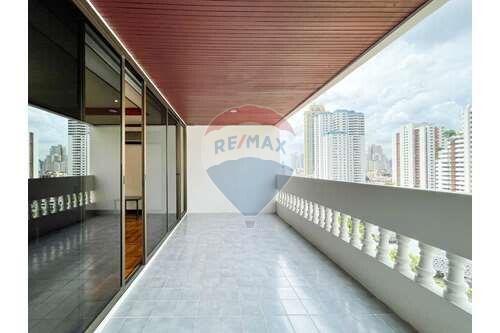 Renovated 3-Bedroom with Spacious Balcony in Asoke - Pet-Friendly