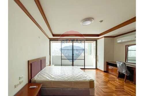 Renovated 3-Bedroom with Spacious Balcony in Asoke - Pet-Friendly