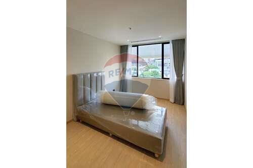 Newly renovated 3-bedroom apartment in Sathorn.