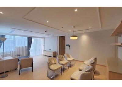 Newly renovated 3-bedroom apartment in Sathorn.