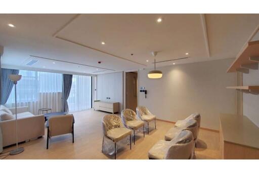 Newly renovated 3-bedroom apartment in Sathorn.