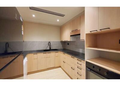 Newly renovated 3-bedroom apartment in Sathorn.