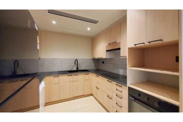 Newly renovated 3-bedroom apartment in Sathorn.