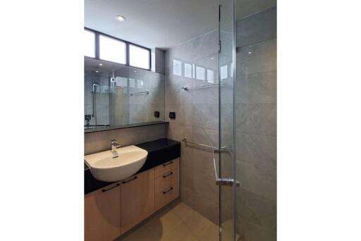 Newly renovated 3-bedroom apartment in Sathorn.