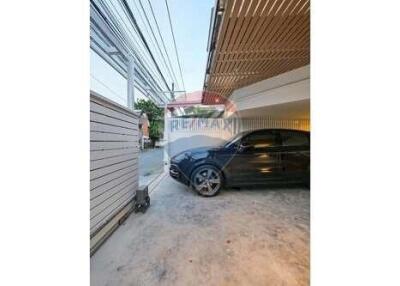 Modern Fully Furnished Townhouse with 3 Bedrooms for Rent