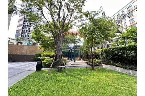 A corner unit in CBD Sathorn area.