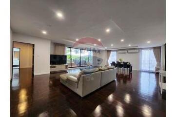 This stunning 3 bedroom,Pet friendly,Bts Thonglor