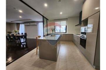 This stunning 3 bedroom,Pet friendly,Bts Thonglor