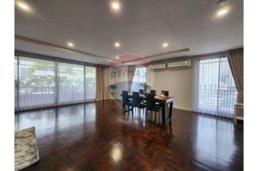 This stunning 3 bedroom,Pet friendly,Bts Thonglor