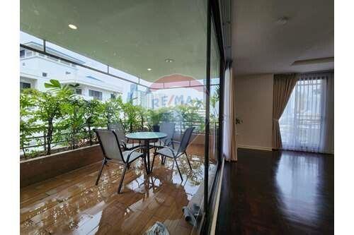 This stunning 3 bedroom,Pet friendly,Bts Thonglor