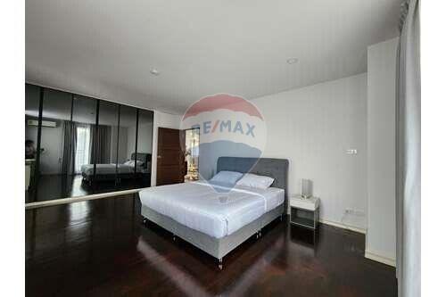 This stunning 3 bedroom,Pet friendly,Bts Thonglor