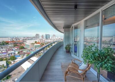 Luxurious 2BR Condo in Central Bangkok