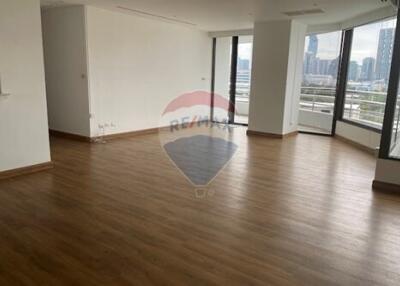 Luxurious Sathon Condo: 245 sqm, Pet-Friendly & Central