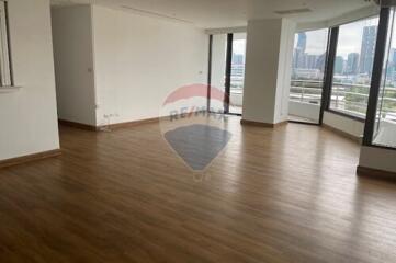 Luxurious Sathon Condo: 245 sqm, Pet-Friendly & Central