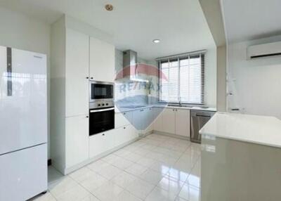 Modern 2-bedroom with Pet friendly; located in the heart of Thonglor.