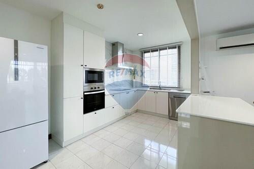 Modern 2-bedroom with Pet friendly; located in the heart of Thonglor.