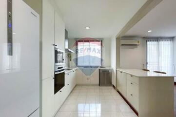 Modern 2-bedroom with Pet friendly; located in the heart of Thonglor.