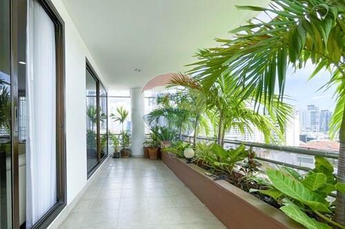 Modern 2-bedroom with Pet friendly; located in the heart of Thonglor.