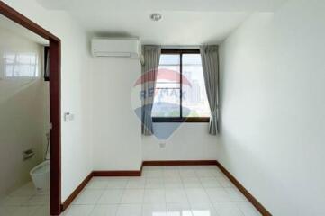 Modern 2-bedroom with Pet friendly; located in the heart of Thonglor.