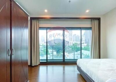 Duplex 2-bedrooms  next door to Thonglor BTS.