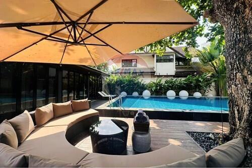 Stunning 5-bedroom house with a private pool in desirable Ekkamai.