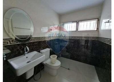 4-Bedroom Single House Near Suanluang Rama 9 Park and Paradise Park Mall