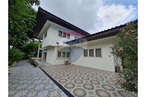 4-Bedroom Single House Near Suanluang Rama 9 Park and Paradise Park Mall