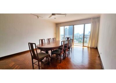 Luxury Condo Living in Central Bangkok Awaits!